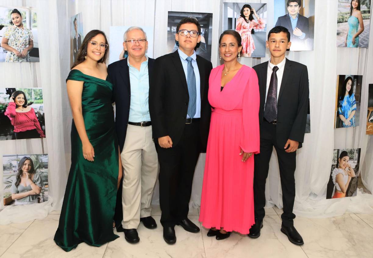 Paola, Leonel y Moisés Muñoz, junto a Wendy Castro y Gabriel Muñoz