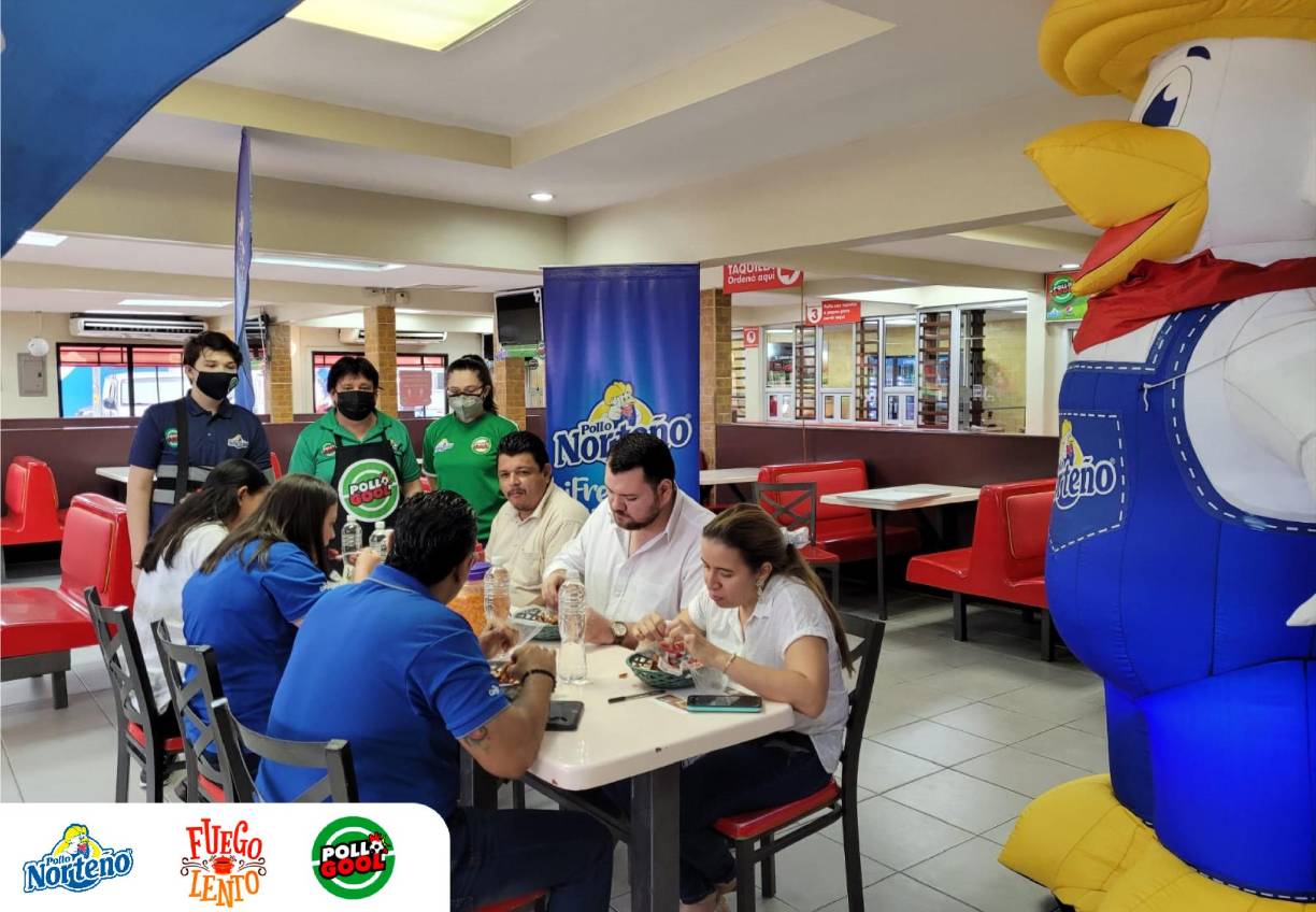 El jurado se deleitó probando los platillos y recibió una buena atención por parte del personal. 