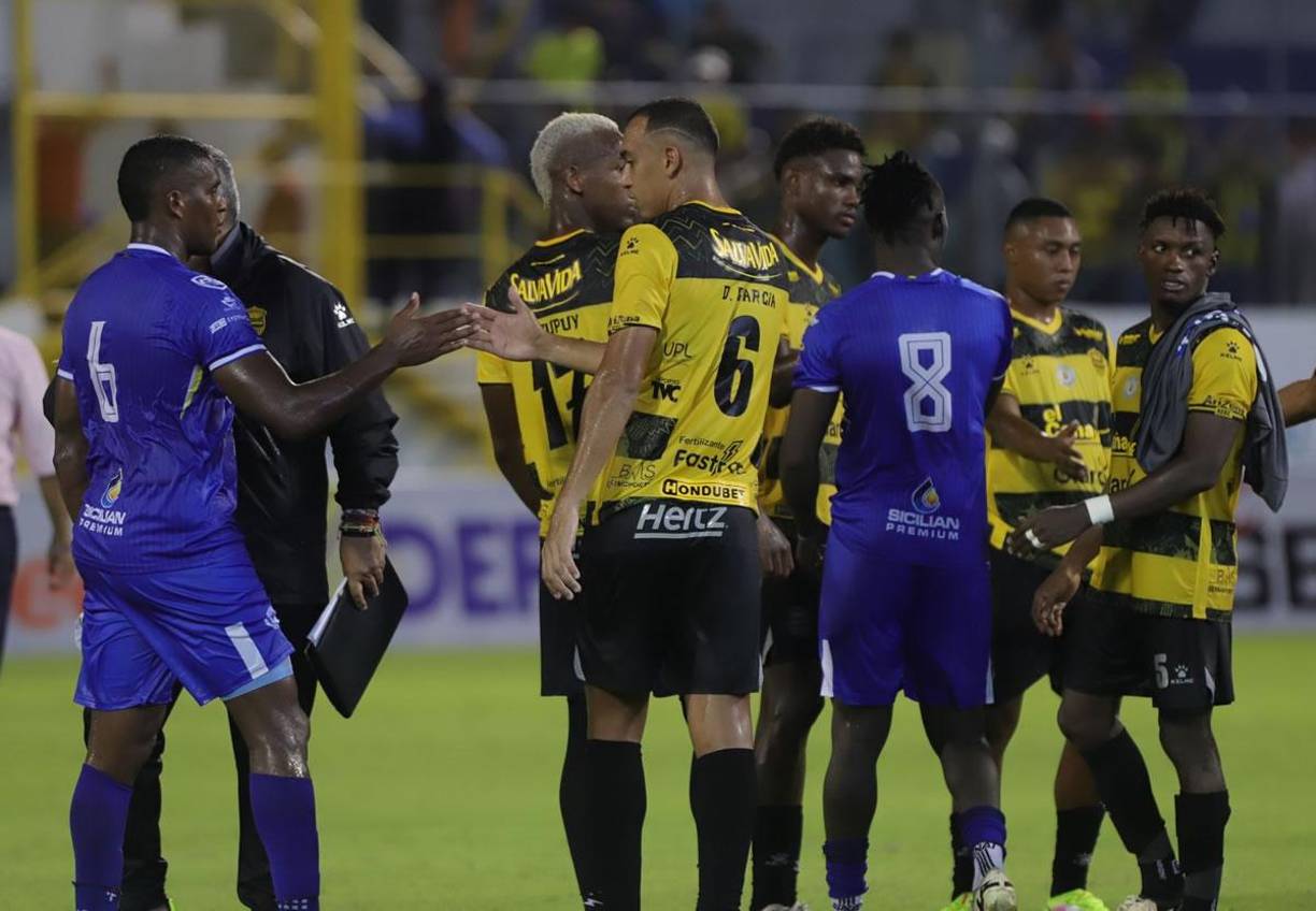Al final del partido, los jugadores de Real España y Victoria se saludaron en la cancha del Morazán.