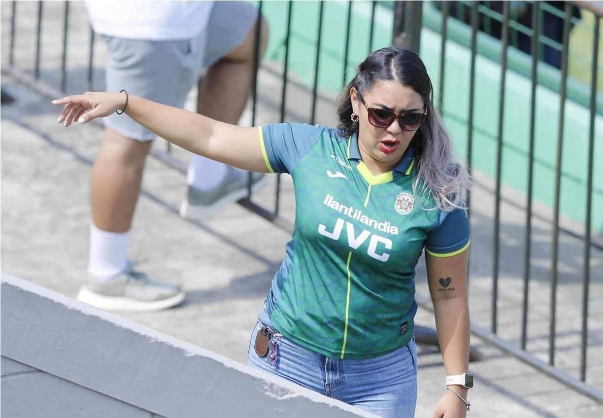 Las chicas que adornaron el derbi Marathón-Real España en el Yankel