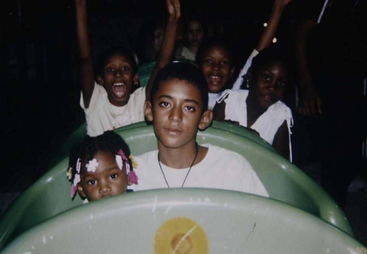 Lozano nació en Yoro, pero a la edad de dos años llegó con su madre y su papá, a la colonia La Pradera de San Pedro Sula en busca de nuevas oportunidades. En las polvorientas calles de dicha colonia comenzó pateando. 