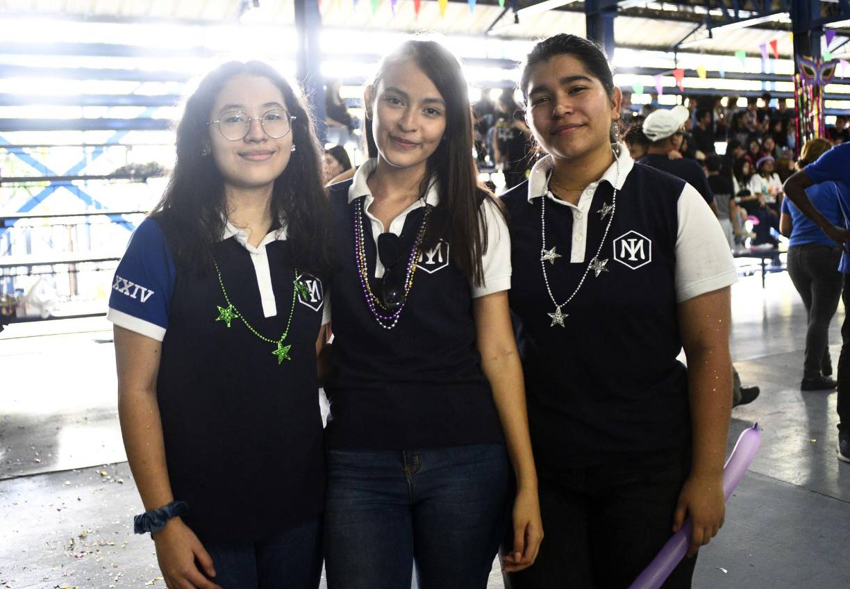 Estudiantes de la Kitty Kat &amp; Morazzanni celebran su “seniors entrance 2023-2024”