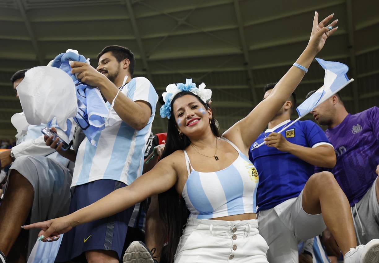 Otra de las hermosas chicas de Argentina que fue captada apoyando a La Albiceleste.