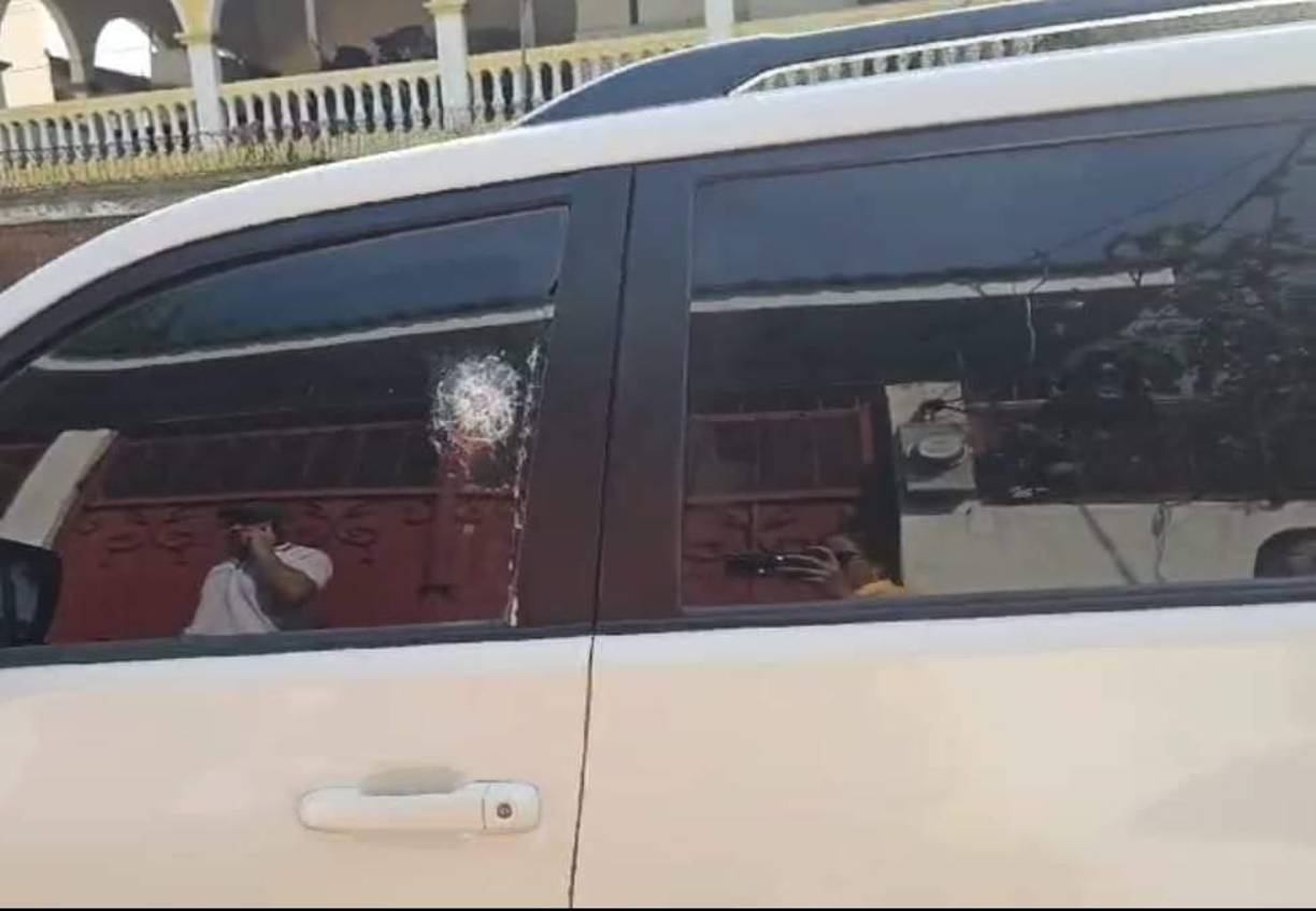 La marca de un proyectil quedó en el vidrio de la puerta del piloto. El vehículo tenía otros dos balazos.