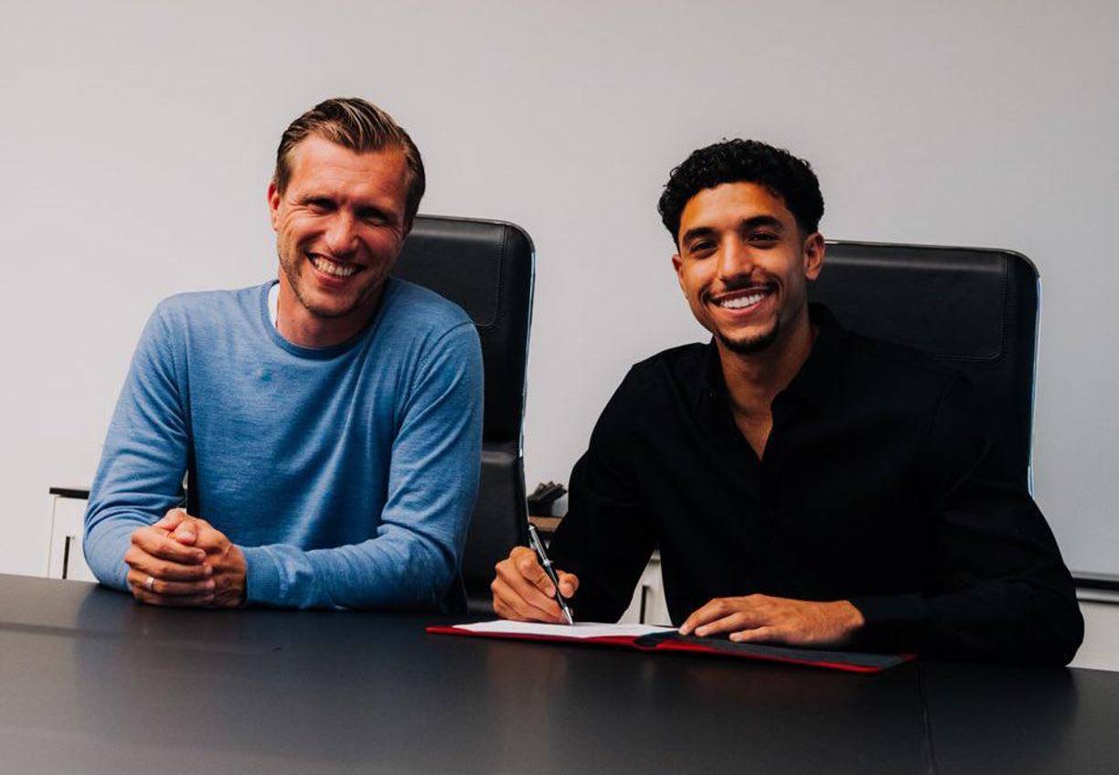 El delantero egipcio, Omar Marmoush, fichó hasta el 2027 por el Eintracht Frankfurt y llega con la carta de libertad procedente del Wolfsburgo.