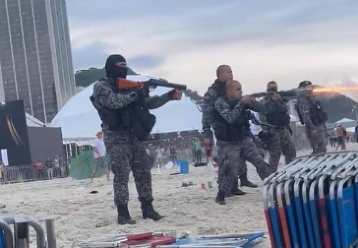 Oficiales de la Policía de Brasil lanzó balas de goma a aficionados de Boca Juniors en las playas de Copacabana.