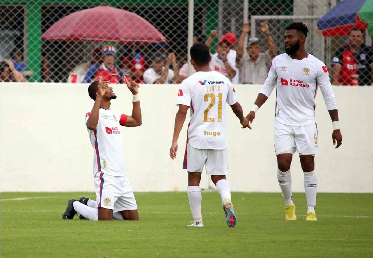 Así celebró Jerry Bengtson su segundo gol del partido ante el Vida.