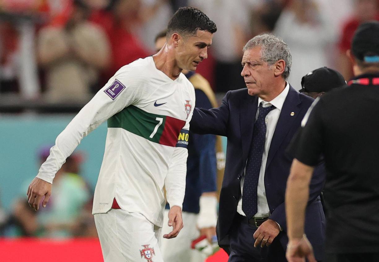 Fernando Santos, DT de Portugal, consolando a Cristiano Ronaldo.