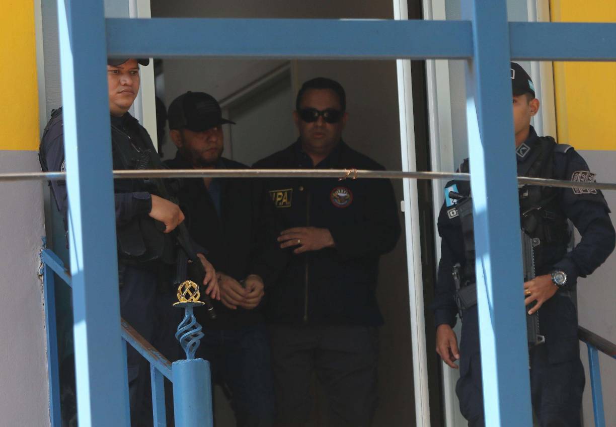 De acuerdo con las indagaciones de la DEA, Mario Urbina inició su camino en el mundo del narcotráfico con el clan de los Valle Valle, en el occidente del país, en el que se encargaba de las labores de sicariato y lavado de activos del narcotráfico.