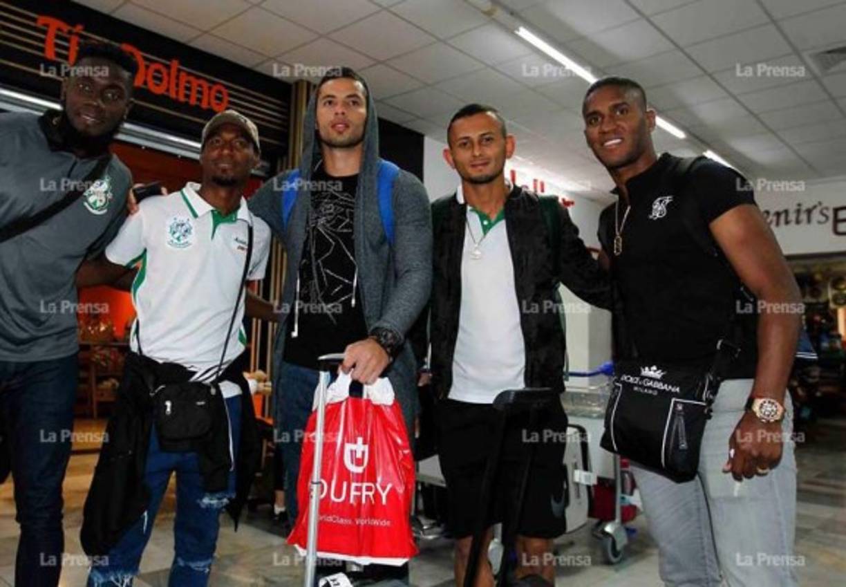 El lateral Bryan Beckeles se tomó una foto con algunos jugadores de la plantilla del Platense.
