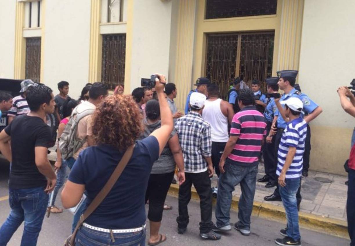 Una turba de vendedores ingresó al edificio de la Municipalidad para ser escuchados.