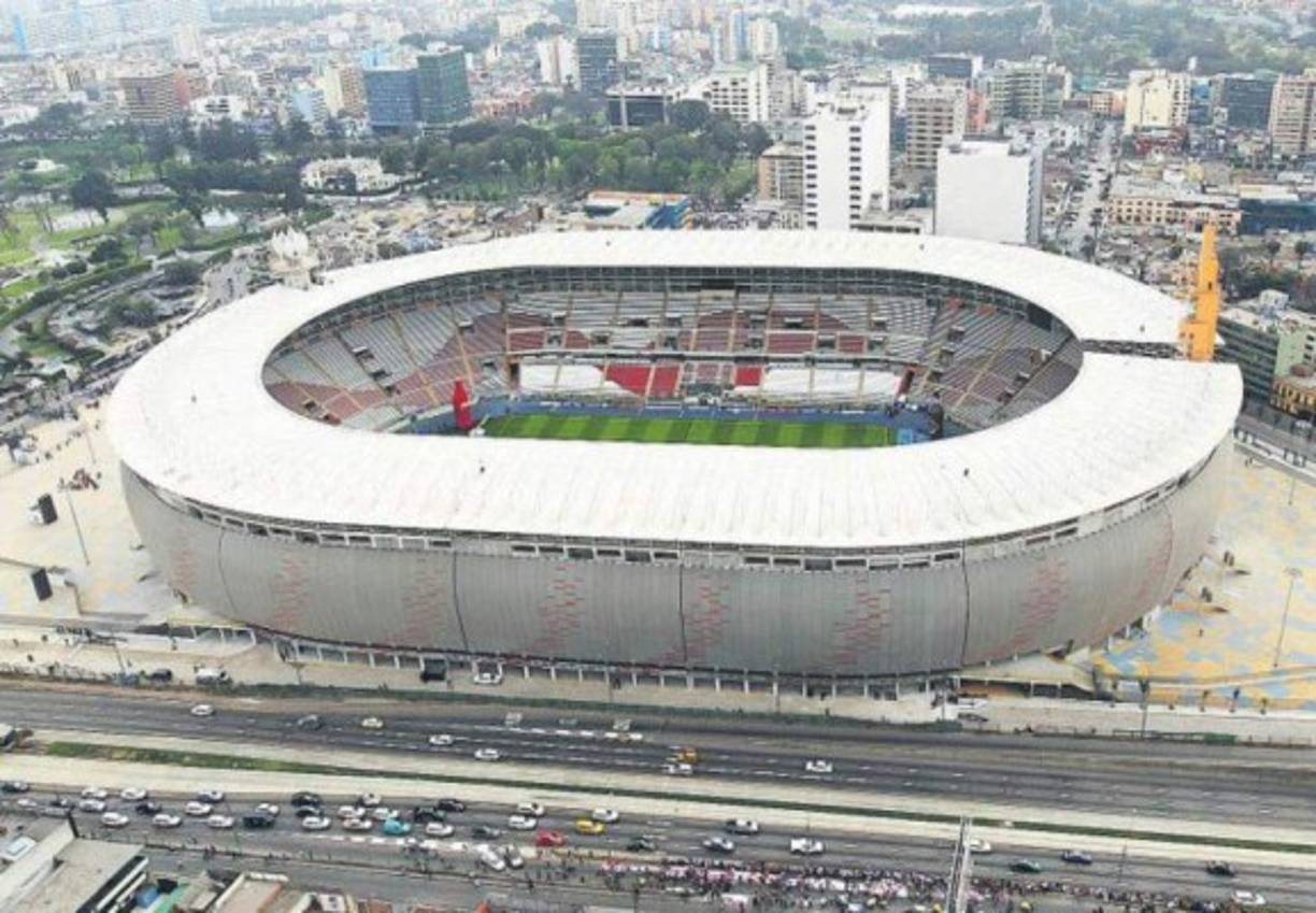 Estadio Nacional de Lima, Perú. Lo consideran al 'Coloso de José Díaz', como uno de los sitios embrujados del Perú, sino también el sugerir que se realice una investigación parapsicológica seria, en este recinto. Los antecedentes acerca de las presencias fantasmales que 'vagan' por las graderías de este estadio, no podrían ser más trágicas, pero necesarias de rememorar.