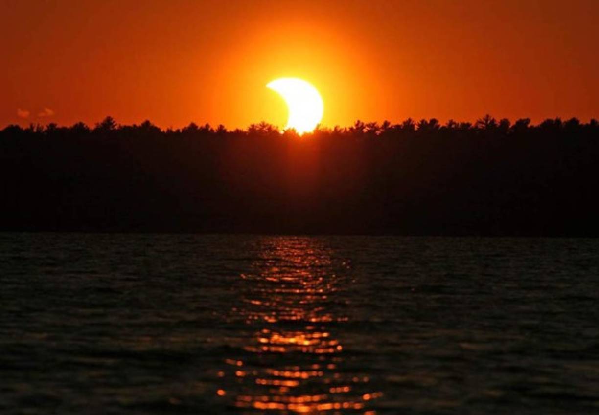 This picture taken late on July 27, 2018 shows Mars (bottom) and the moon during the total lunar eclipse, above the mountains in the Lebanese town of Tannourine in the mountains north of Beirut.<br/>The longest 'blood moon' eclipse this century began on July 27, coinciding with Mars' closest approach in 15 years to treat skygazers across the globe to a thrilling celestial spectacle. Unlike with a solar eclipse, viewers will need no protective eye gear to observe the rare display. / AFP PHOTO / JOSEPH EID