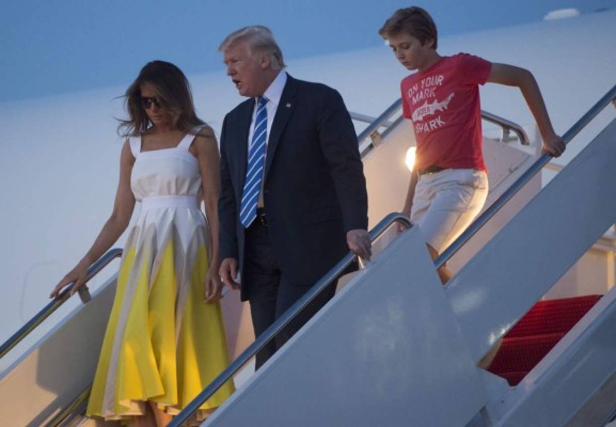 Melania ya había lucido un vestido de la misma marca española durante su visita a Polonia en julio pasado. La firma informó que la primera dama pudo haber adquirido el atuendo 'en alguna tienda tipo Bergdorf Goodman o Saks', en Estados Unidos.