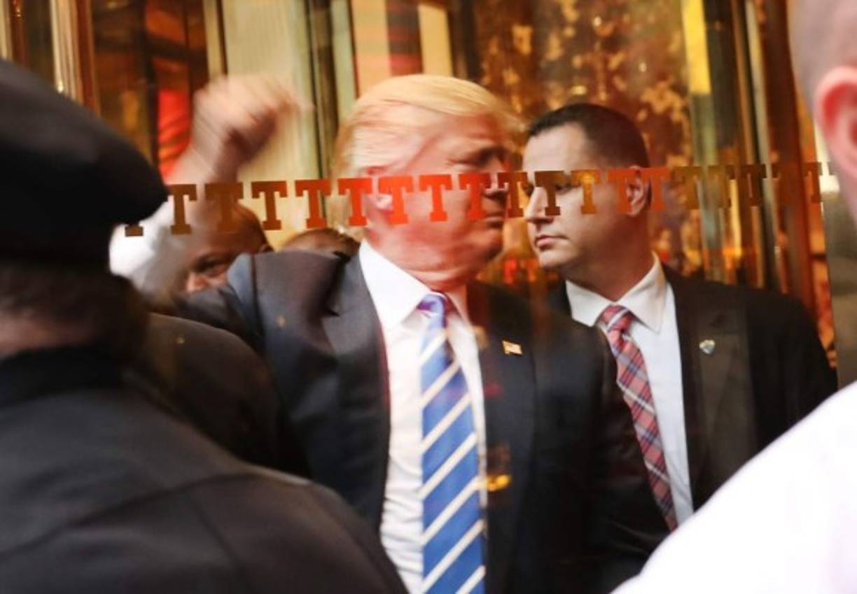 El atribulado candidato republicano salió a las puertas de la Torre Trump en Nueva York, donde funciona su comando de campaña, para saludar a centenares de simpatizantes que se han ido concentrando en el lugar para expresarle su apoyo.