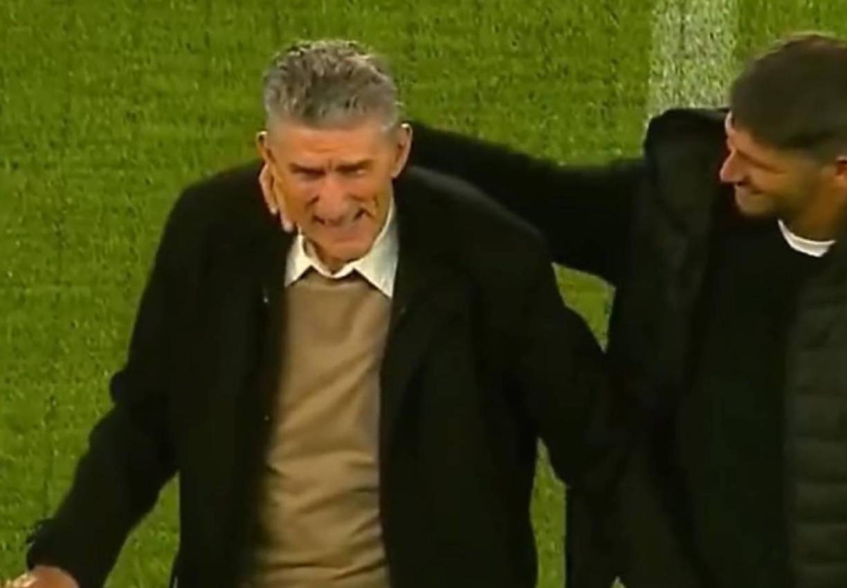 La Liga De Quito del fútbol de Ecuador le rindió homenaje a Bauza ya que lo recuerdan por darles el título de la Copa Libertadores y conmovió a muchos por la manera en que se encuentra.