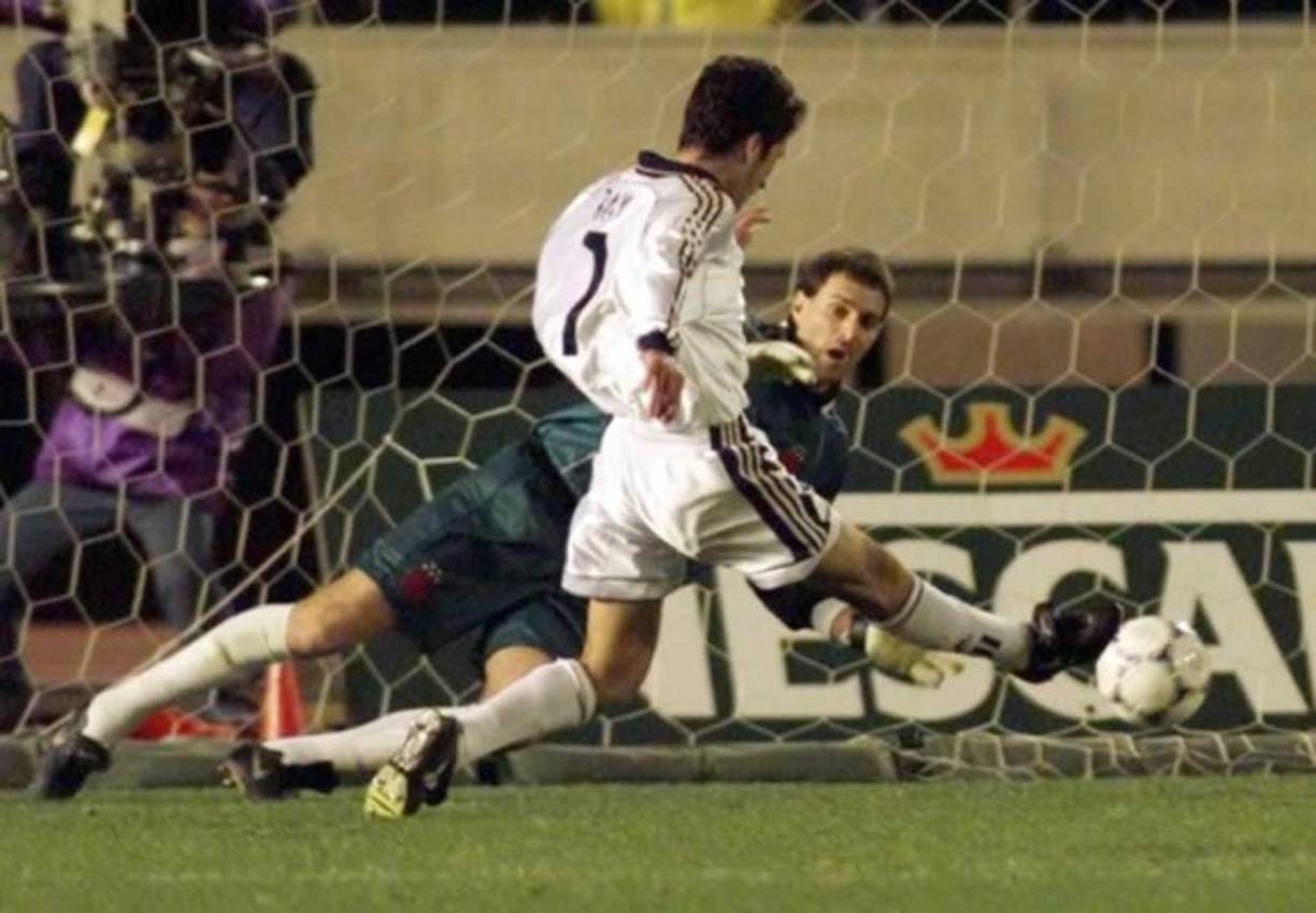 Real Madrid llevaba 38 años sin levantar una Copa intercontinental. De la mano de Raúl, con un golazo espectacular contra el Vasco de Gama, este trofeo voló desde Japón a Madrid. El delantero español se consagró.