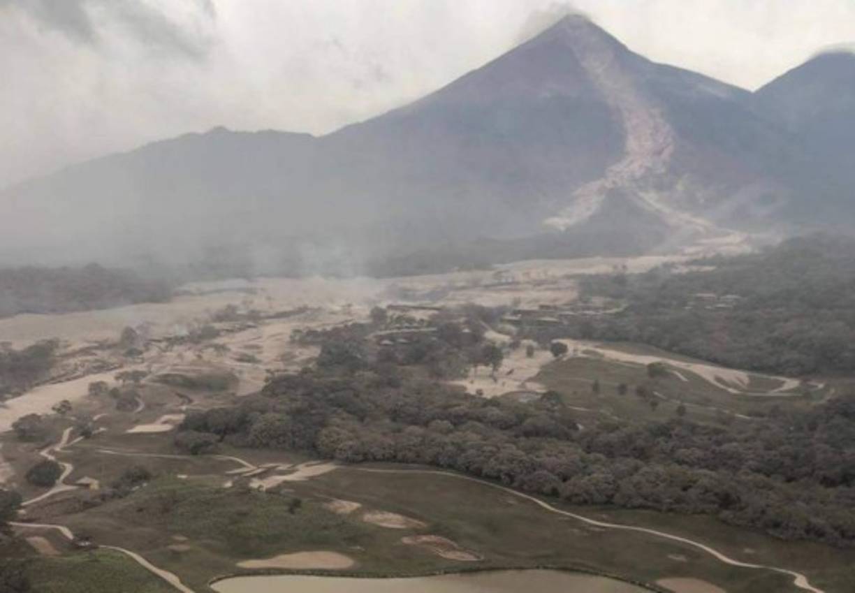 Imágenes del antes y el después del campo de golf y resort llamado 'La Reunión', muestran la destrucción que alcanzó el volcán.