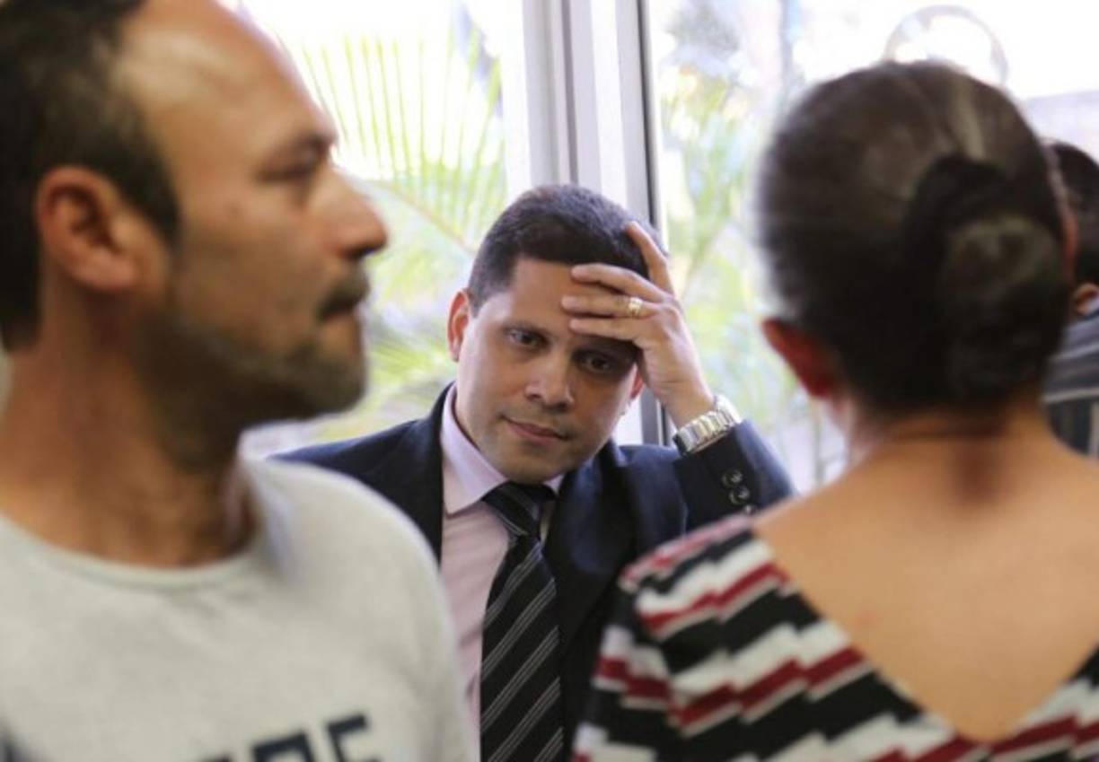 El abogado Jair López también se nota tenso. <br/>