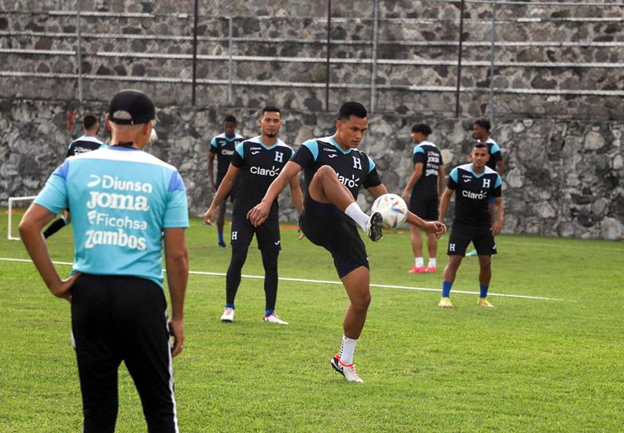 Denil Maldonado, que jugó un partidazo el viernes, durante el entrenamiento en el estadio Mariano Matamoros.