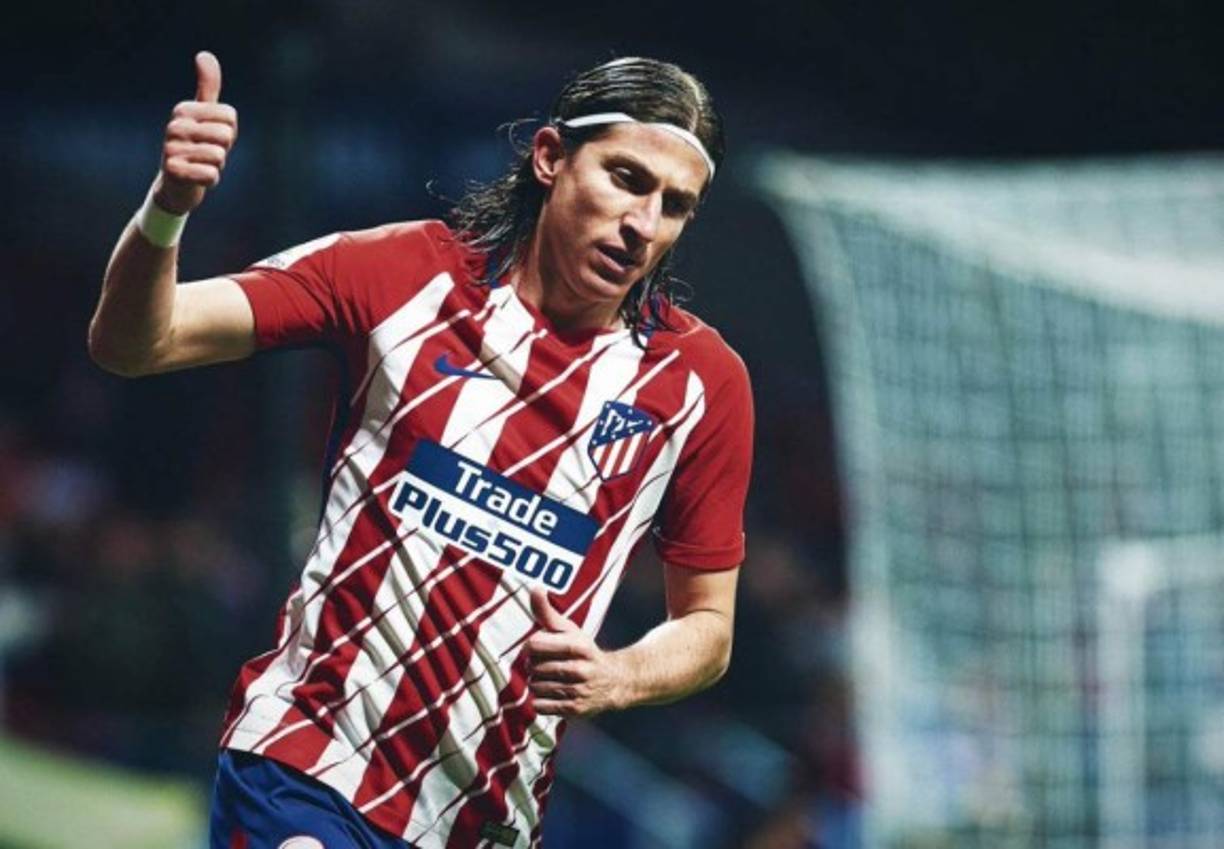 Filipe Luís: El brasileño se desempeña como lateral por la banda izquierda. Ya es jugador libre debido a que finalizó su contrato con el Atlético de Madrid. Se menciona que podría llegar gratis al Barcelona.