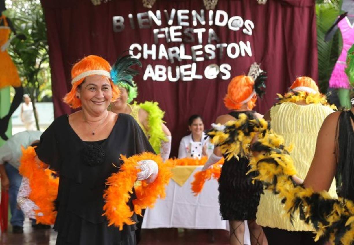 Con coloridas pelucas, estas damas demostraron que tienen muchas energías. Muchos no dudaron en hacer sus pasitos.