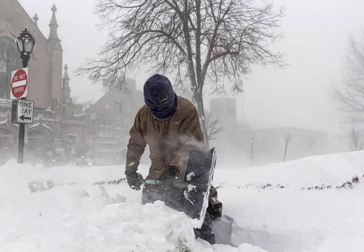 En el norte del estado de Nueva York, las autoridades reportaron dos muertes, atribuidas a ataques cardíacos sufridos por personas que estaban paleando nieve.