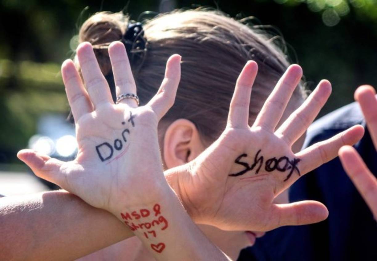 Miles de estudiantes abandonaron este miércoles sus aulas de clases en numerosas ciudades de Estados Unidos para protestar contra la violencia con armas de fuego en las escuelas, al cumplirse un mes de la matanza de 17 personas en un colegio de Parkland, Florida.
