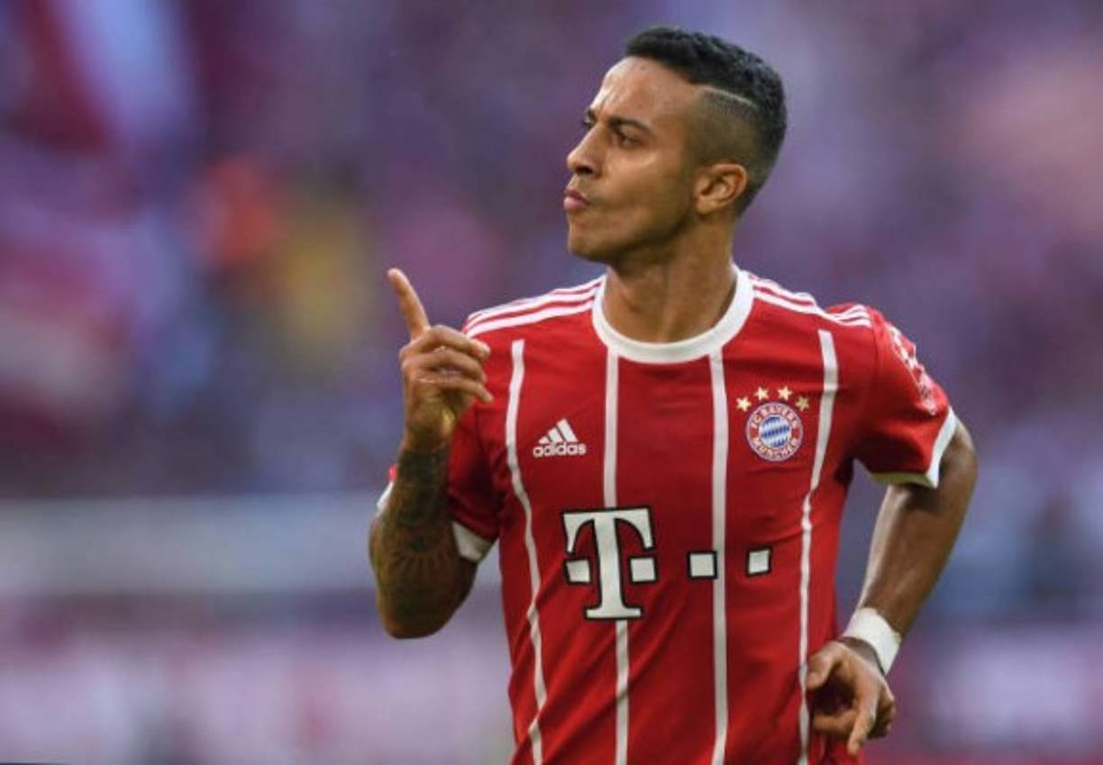 Bombazo. Según ha avanzado 'Onda Cero, el mediocampista Thiago Alcántara ha llegado a un acuerdo para jugar en nada más y nada menos que el Real Madrid. El jugador se formó en el Barcelona e inclusive en el club catalán lo quieren de regreso, actualmente sigue perteneciendo al Bayern Múnich.