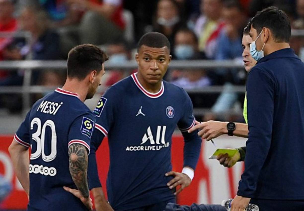 Otro problema en la lista es la llegada de Messi y esto ha puesto a Mbappé una suerte de segundo plato. Aunque el exjugador del Mónaco le pidió al PSG un proyecto competitivo y Al-Khelaïfi lo ha cumplido, el francés quería que ese proyecto girara en torno a su persona.