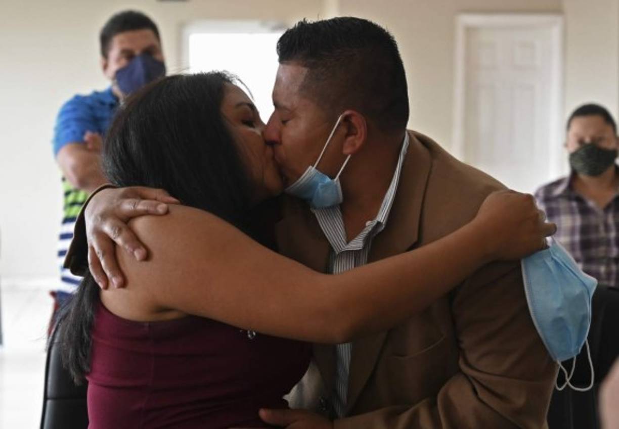 Añadió que los contrayentes tienen que presentarse con mascarilla, guardar la distancia con los invitados y otras medidas de bioseguridad.