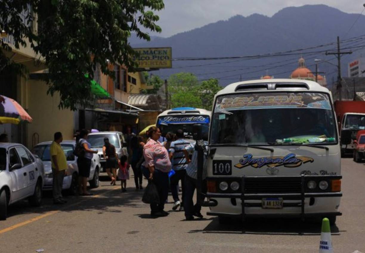 Tanto conductores como pasajeros no respetan las paradas.