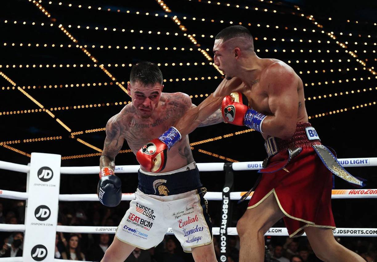 Teófimo López impactó este derechazo al rostro de George Kambosos que lo mandó a la lona.