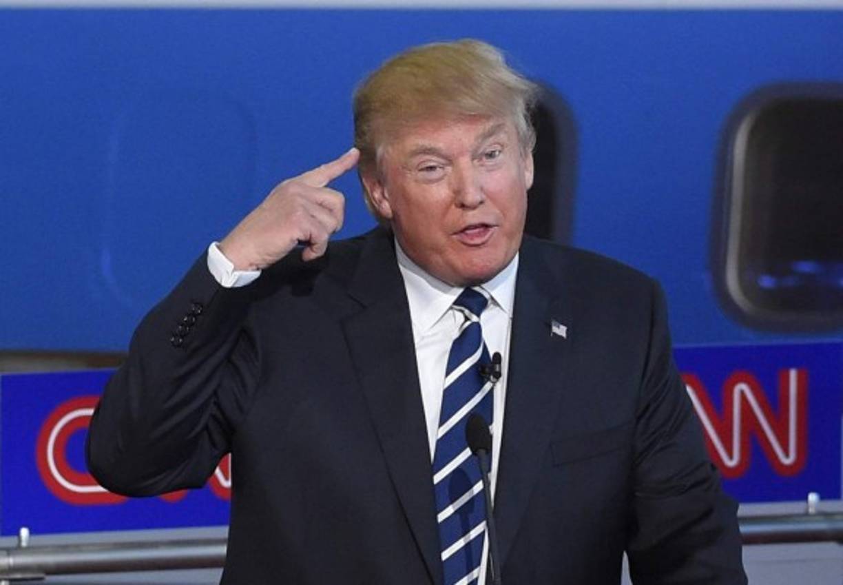 - El truco del peinado -<br/><br/>Ivanka 'trata a su padre con un cierto distanciamiento, incluso con ironía, al punto de hacer bromas con otros sobre su peinado. Ella ha explicado todo a sus amigos: hay un segmento perfectamente liso en el tope de su cabeza -luego de una cirugía de reducción de la piel del cráneo- rodeado por un círculo de cabello a los costados y por delante, que se enrolla hacia el centro y luego se arroja hacia atrás, donde es fijado mediante un aerosol. El color, ella comenta con gracia, es de un producto llamado 'Just for Men'. Cuanto más tiempo se deja aplicado, más oscuro se vuelve. La impaciencia arroja como resultado el color rubio-anaranjado de Trump'.