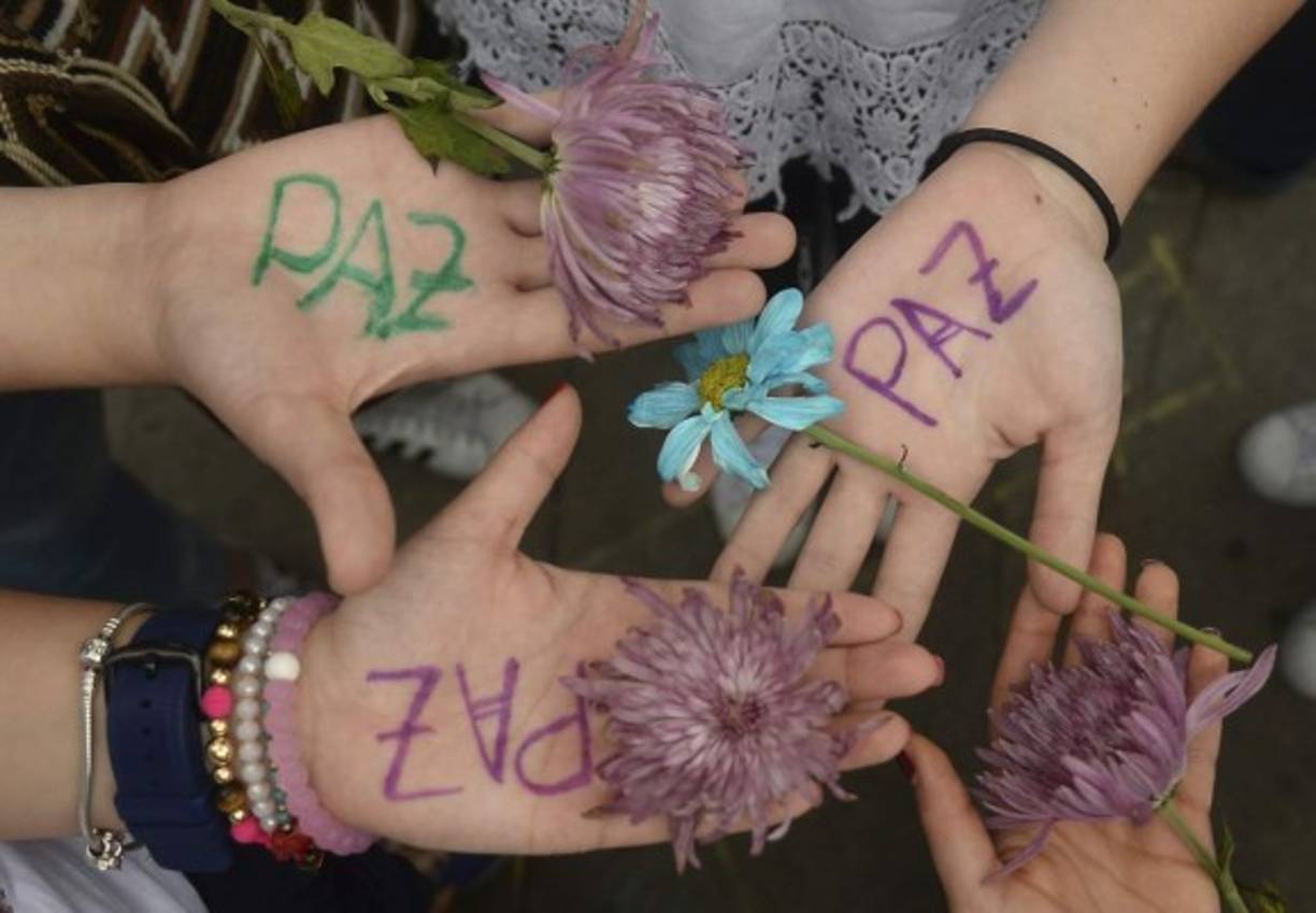 En Colombia, miles de personas salieron a las calles para exigir la paz, tras las negociaciones entre el Gobierno y el Uribismo.