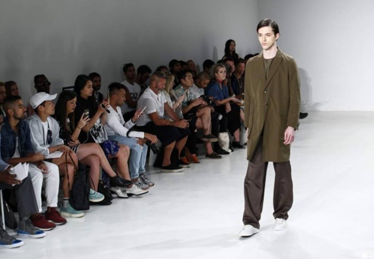 Camisas de diminutos paletones, bolsas sobrepuestas e impecable presencia la viene reinventado a través de su carrera como diseñador masculino y hoy, será la indiscutible pieza que ningún hombre querrá dejar de vestir.