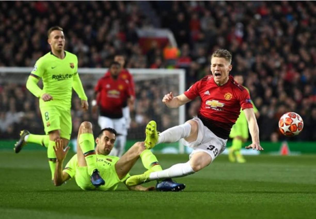 Sergio Busquets le cometió esta dura falta a Scott McTominay en el inicio del partido.