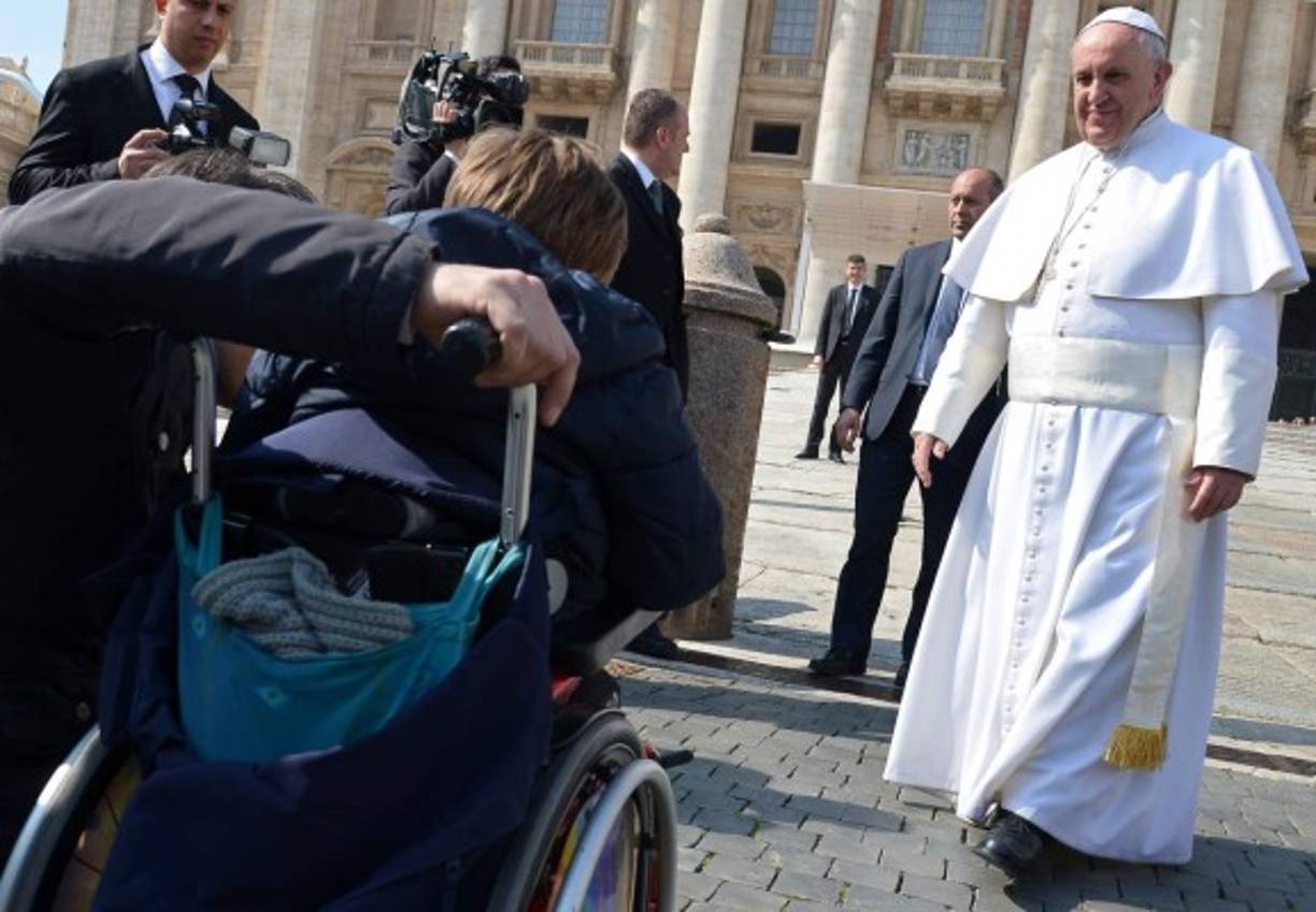 Francisco ha demostrado su interés por los enfermos que llegan de todas partes del mundo al Vaticano.
