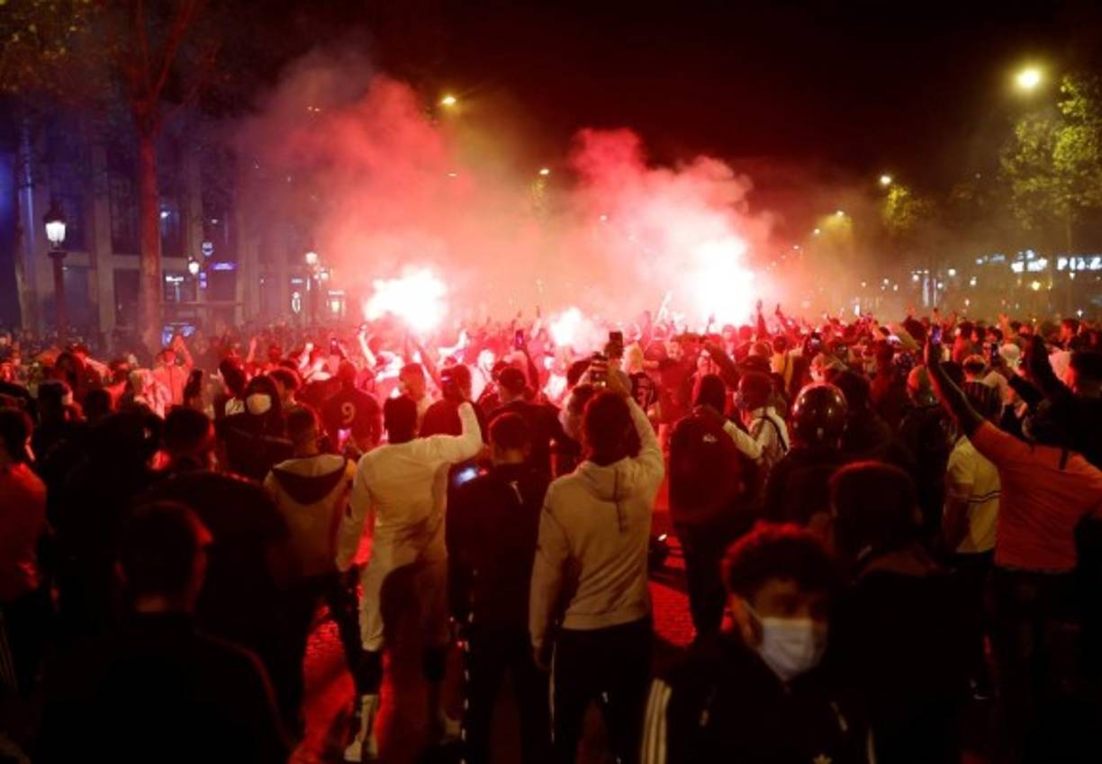 La frustración de PSG, que sigue sin poder conquistar la Champions League, derivó el enfado de varios aficionados del club francés y han provocado disturbios en las calles de París tras perder en la final 1-0 a manos del Bayern Múnich. Fotos AFP.