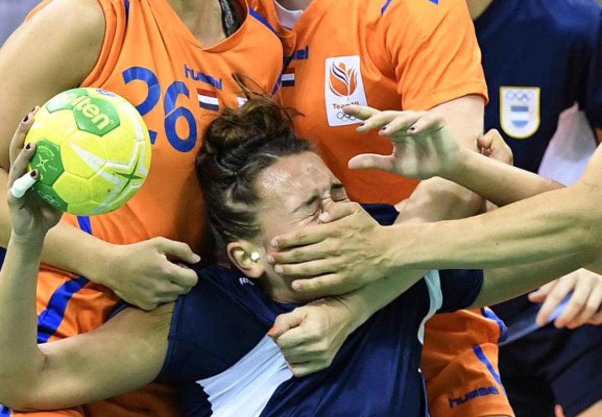 Jugadores en un duelo en donde una chica hasta fue callada. AFP.