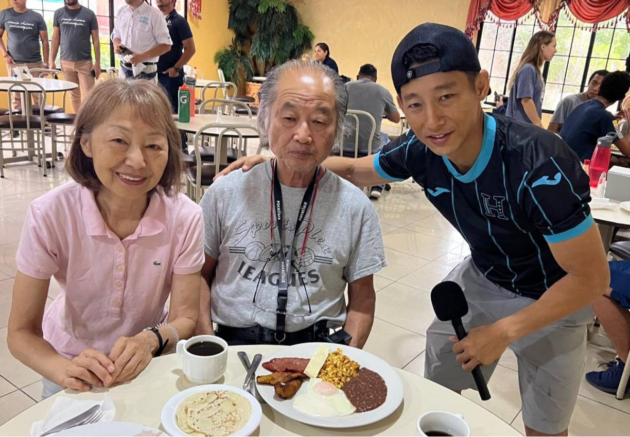 El youtuber Shin Fujiyama compartió su alegría en redes sociales, pues sus padres están de visita en Honduras. “Aterrizó mi padre en Honduras. Ya probó los plátanos con mantequilla”, escribió Shin en sus redes sociales junto a una bonita postal con sus padres. 