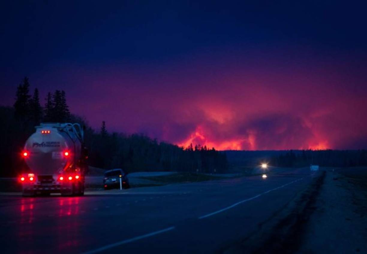Las elevadas temperaturas y rachas de viento de hasta 70 kilómetros por hora están haciendo imposible controlar un incendio que ha forzado a evacuar los alrededor de 70.000 habitantes de la ciudad de Fort McMurray y que avanza con rapidez al sur de la población.