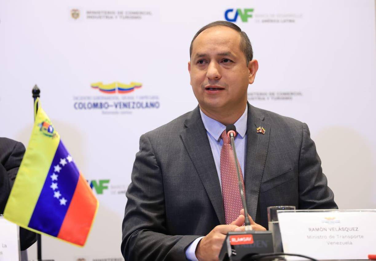 En la lista de funcionarios sancionados también figura Ramón Celestino Velásquez Araguayán, presidente del Consorcio Venezolano de Industrias Aeronáuticas y Servicios Aéreos (CONVIASA), quien además se desempeña como ministro de Transporte de la administración de Maduro. Ambas entidades ya habían sido objeto de medidas en años anteriores. Según el comunicado oficial difundido por Washington, “estas sanciones buscan no solo bloquear las entradas económicas del régimen, sino exponer a los actores clave implicados en fomentar la represión violenta y la corrupción”.
