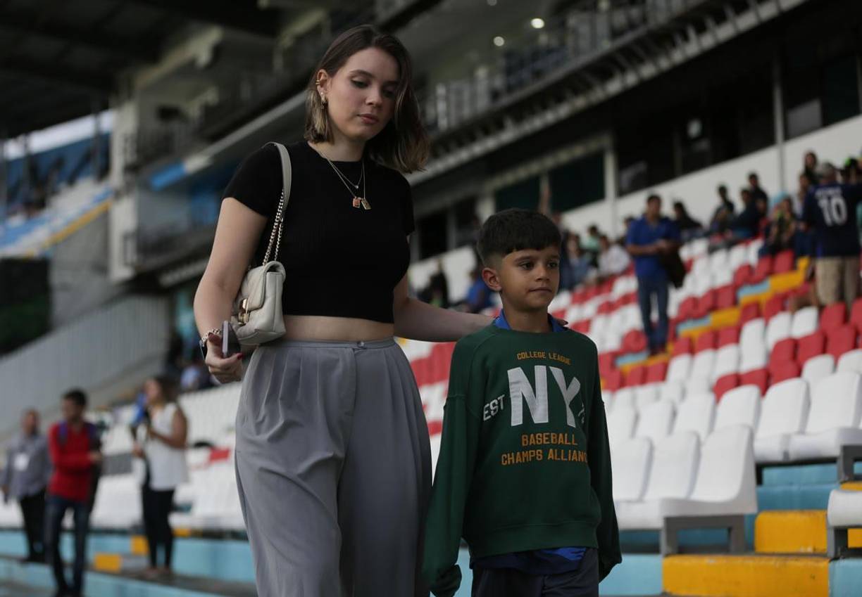 Cecilia García robó miradas en el estadio Nacional Chelato Uclés. La hermosa modelo llegó a ver a su pareja Agustín Auzmendi, delantero argentino del Motagua.