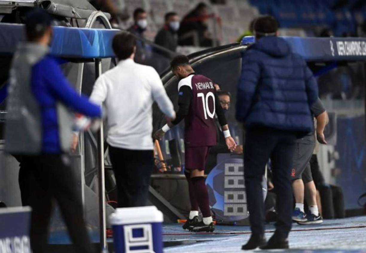Así se marchó Neymar del campo tras lesionarse. La tristeza en el brasileño era evidente.