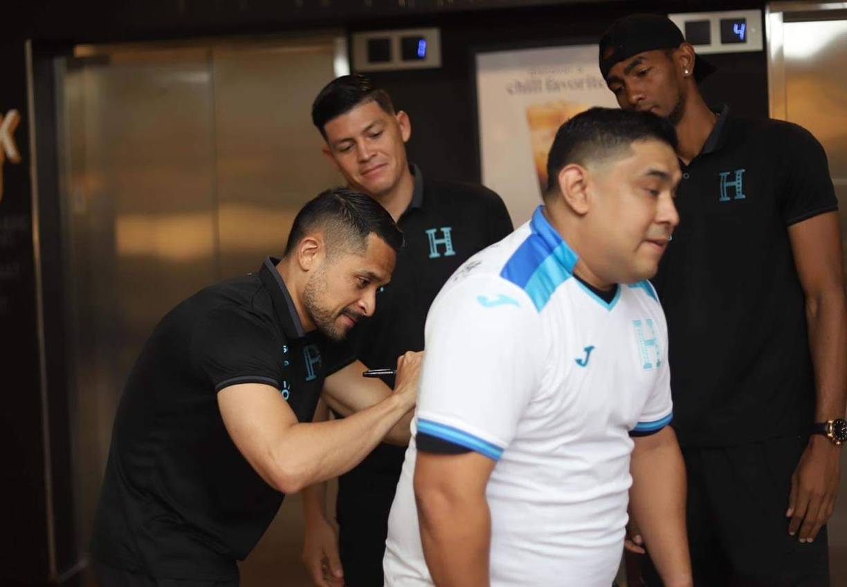 Siguió el turno de Omar Elvir para firmar la camiseta del aficionado.