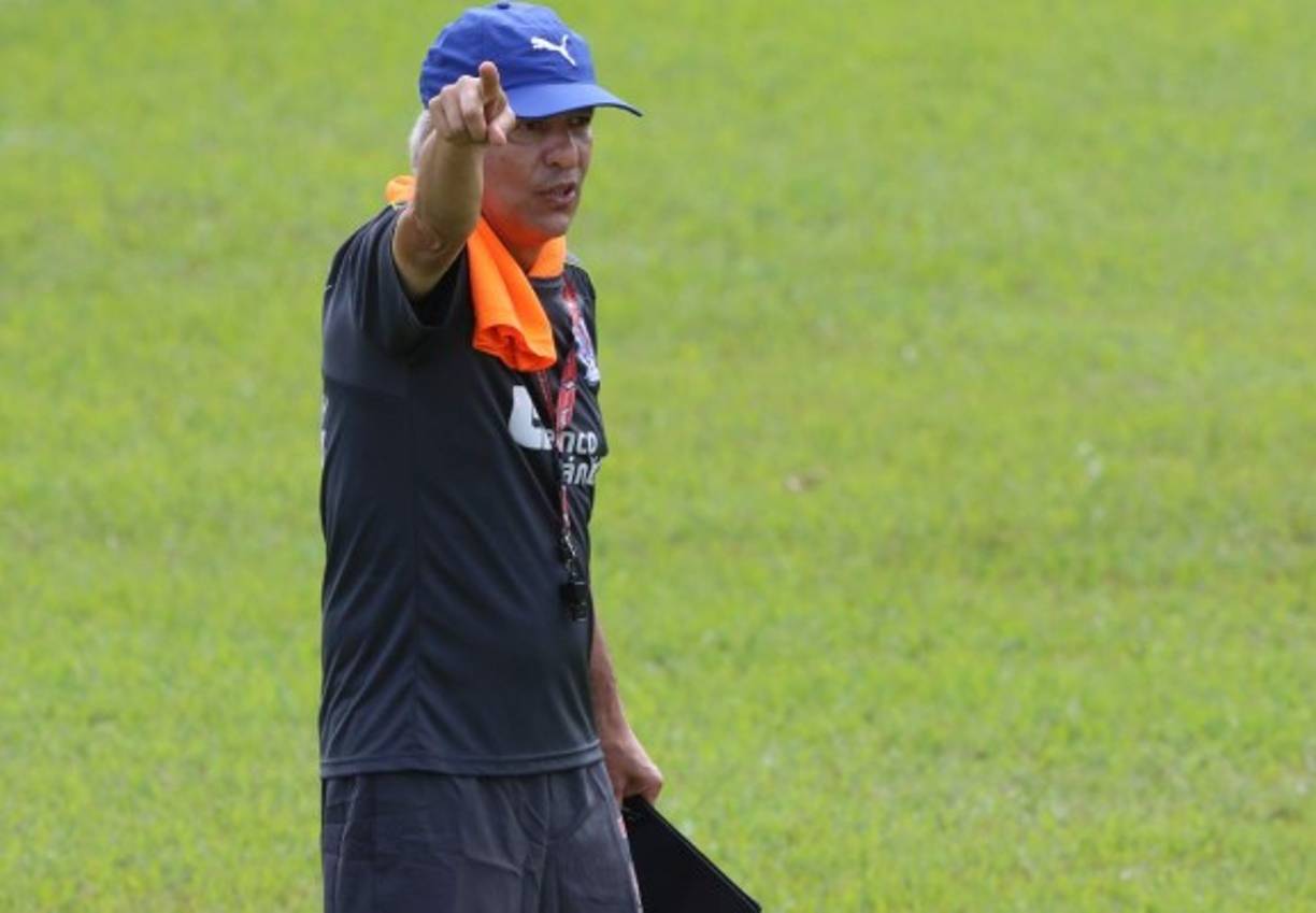 Carlos Restrepo: El entrenador colombiano del Olimpia ha señalado que espera que se puedan dar más fichajes para el cuadro albo luego de la llegada de los zagueros Jonathan Paz y el cafetero Andrés Quejada. 'Siento que nosotros necesitamos gente, el que venga debe venir con ritmo, es importante eso', indicó de manera rotunda.