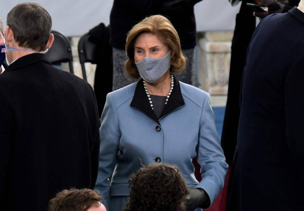 Más sobria y conservadora fue Laura Bush, esposa de George W. Bush, al llevar un traje en color azul. <br/>