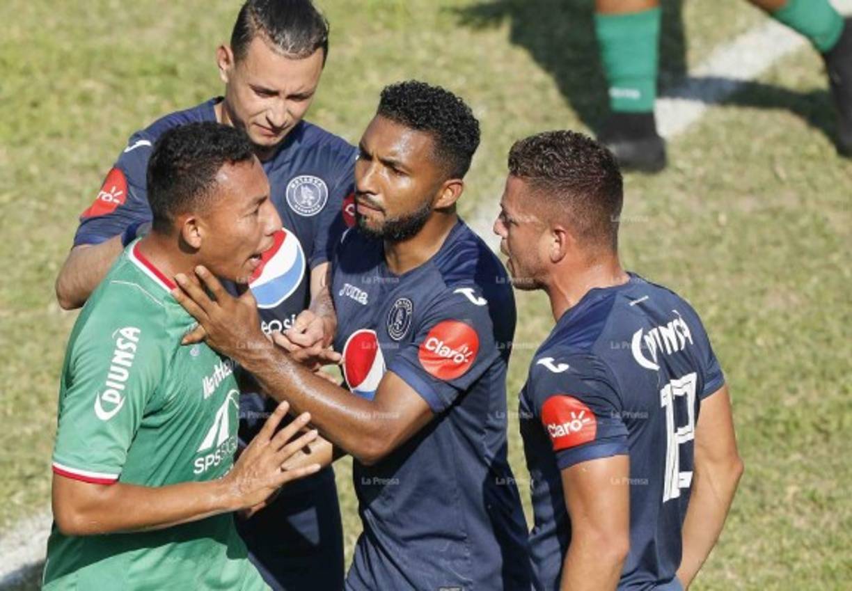 El partido estuvo llenó de polémica. Mayorquín trató de calmar a Allan Banegas y hasta lo agarró del cuello.