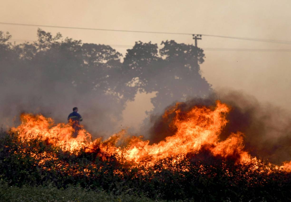 Los bomberos luchan, en condiciones muy adversas debido al fuerte viento, contra un total de 14 grandes frentes de incendios, según recopila el diario Kathimerini.